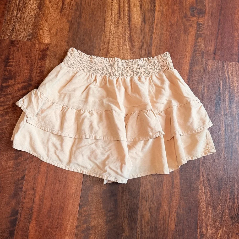 Beige Ruffled Shorts size M - Picture 2 of 8